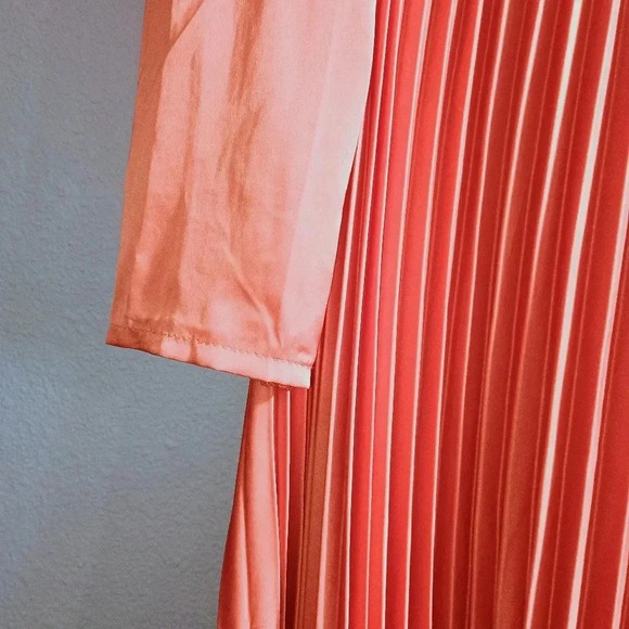 Ieena Macduggal Pleated Long Sleeve Satin V Neck Gown Size 10 NWT - Picture 9 of 16